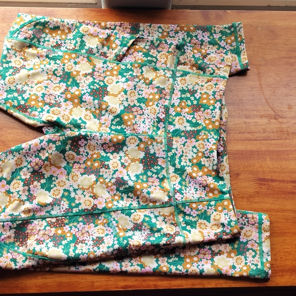 Floral Print Ebb & Flow Women's Leggings - Picture 9 of 10